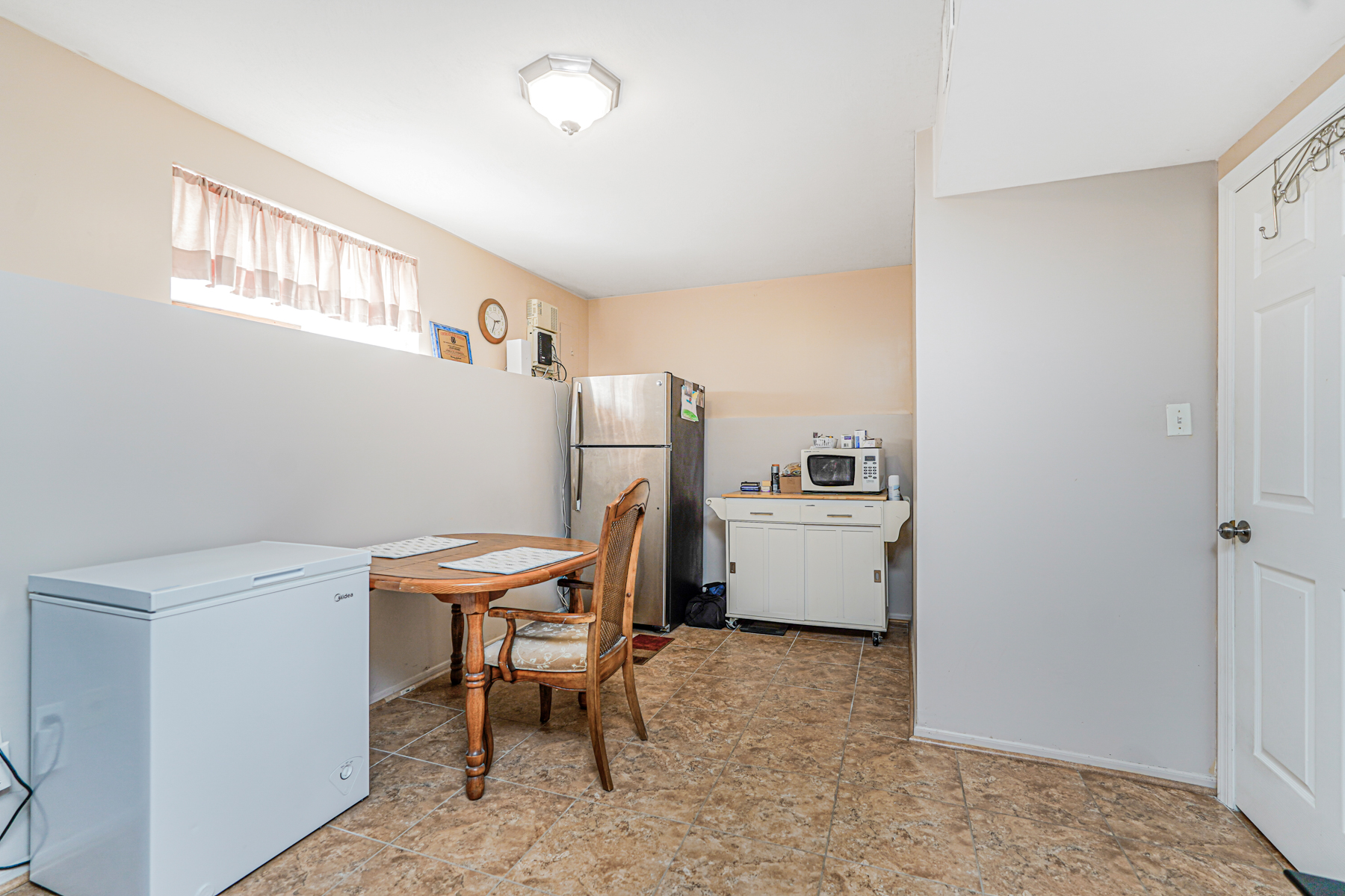 287 Greaves Avenue Staten Island, NY 10308 - Photo 28 of 35 a room that has a couch and a table in it