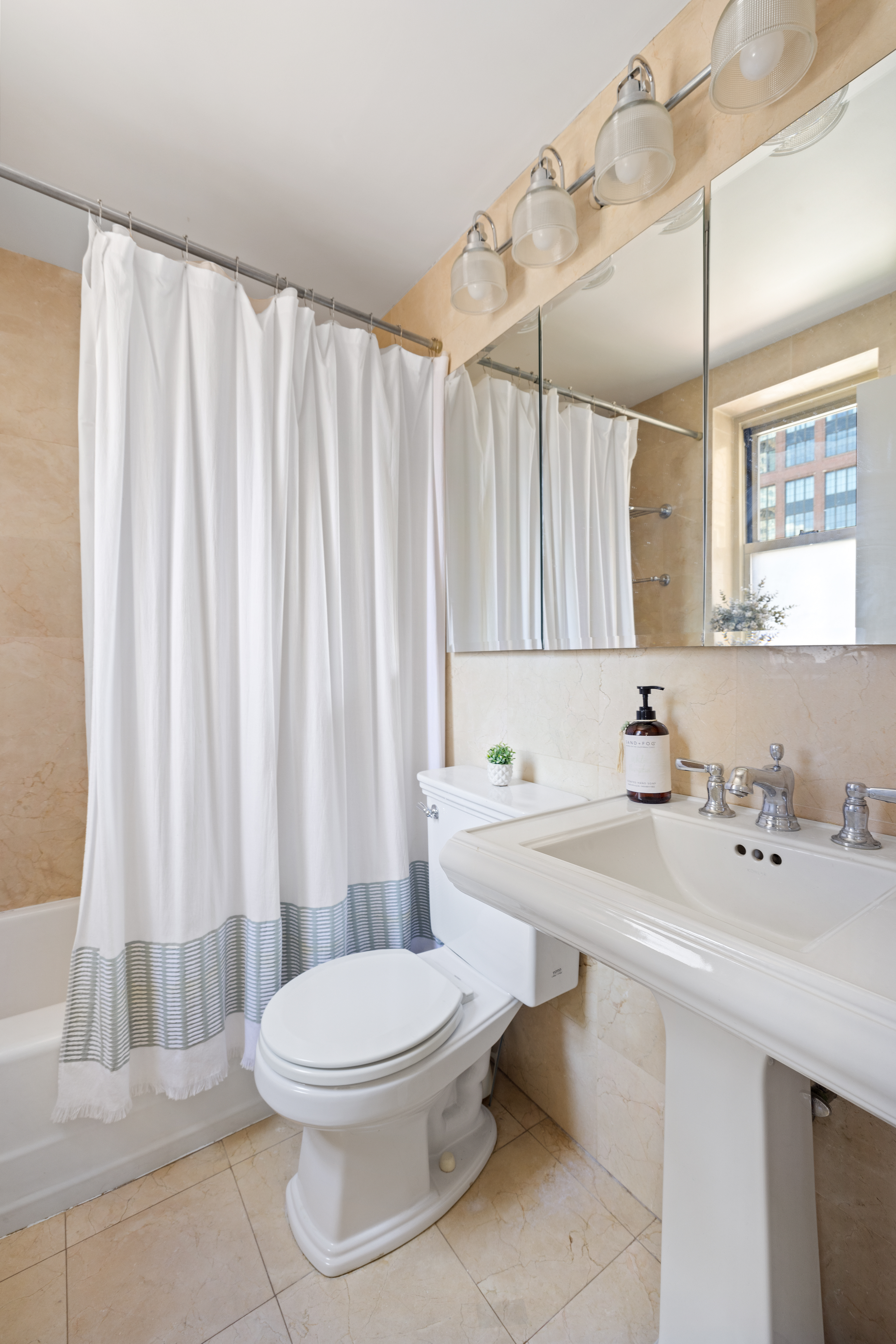 415 East 52nd Street, Unit 11DA Manhattan, NY 10022 - Photo 6 of 10