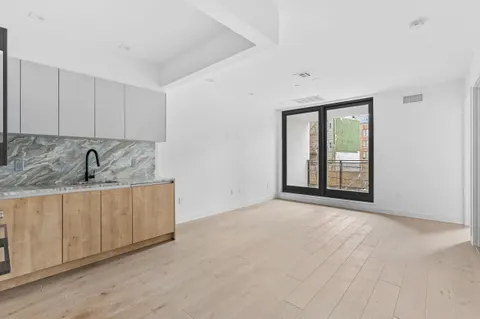 $795,000 | 44 Box Street, Unit 2R | Greenpoint
