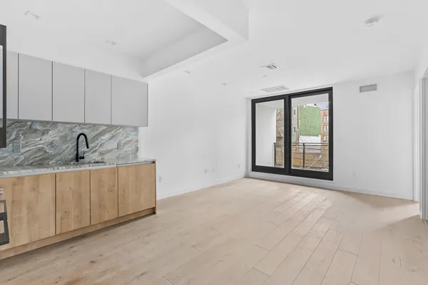 $795,000 | 44 Box Street, Unit 2R | Greenpoint