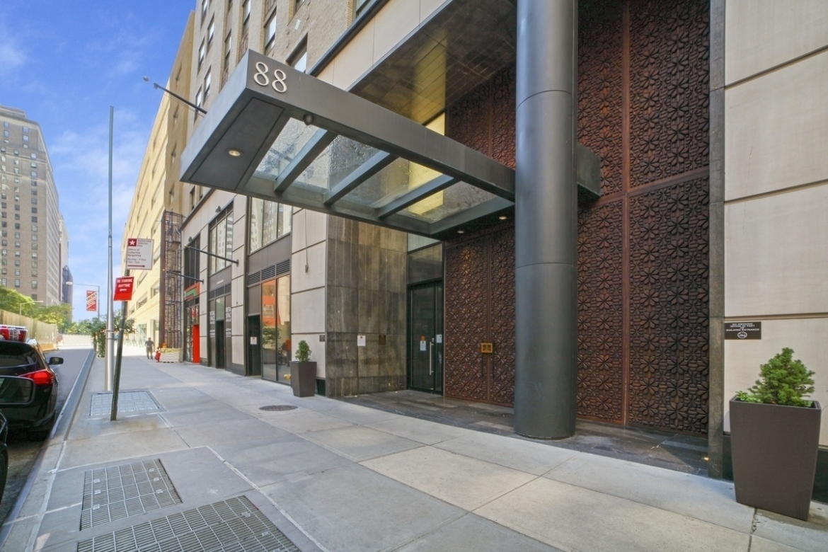 88 Greenwich Street, Unit 2903 Manhattan, NY 10006 - Photo 12 of 13 a view of path along with building