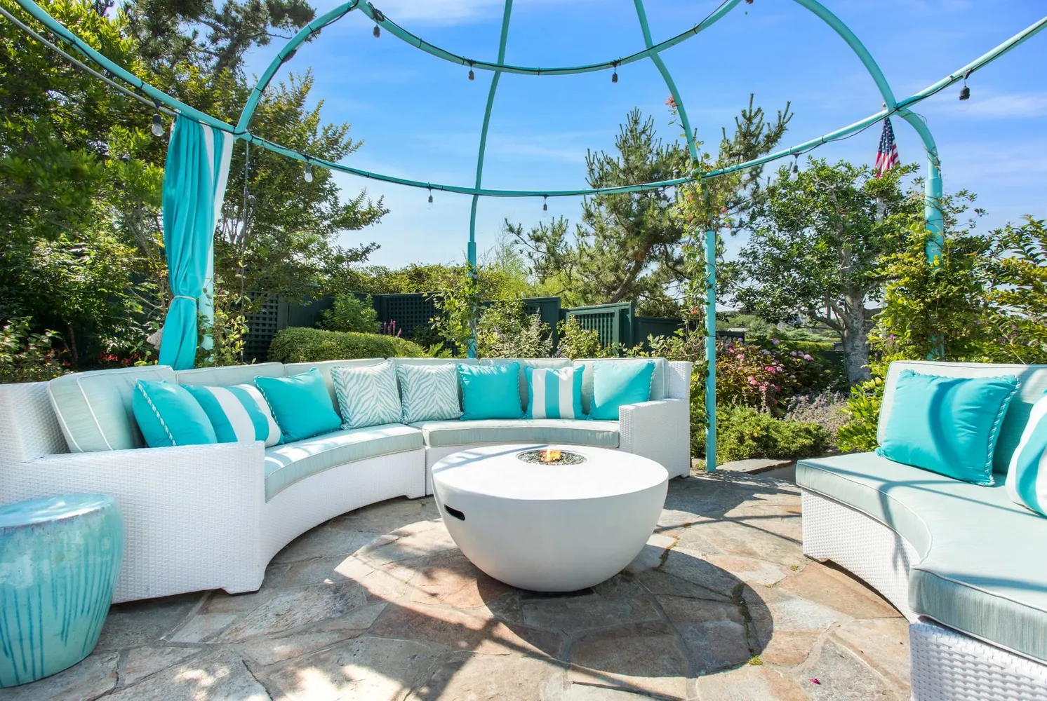 a view of a bathtub in patio with a garden