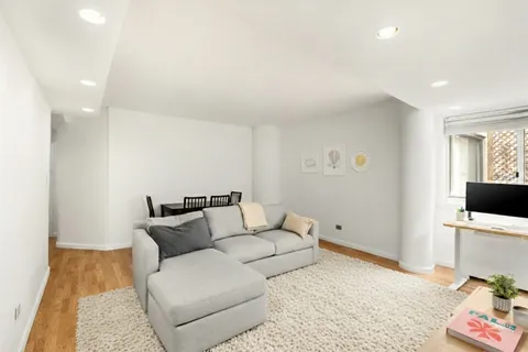 $580,000 | 401 East 65th Street, Unit 2J | Lenox Hill