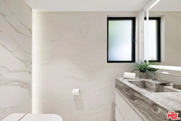 $4,695,000 | 10558 Fontenelle Way, Los Angeles, CA 90077