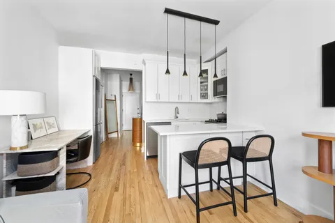 $885,000 | 87 Barrow Street, Unit 5G | West Village
