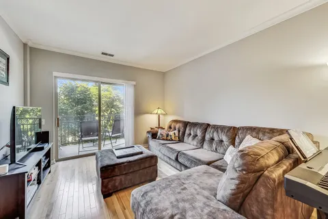 $340,000 | 1155 West Roosevelt Road, Unit 304, Chicago, IL 60608