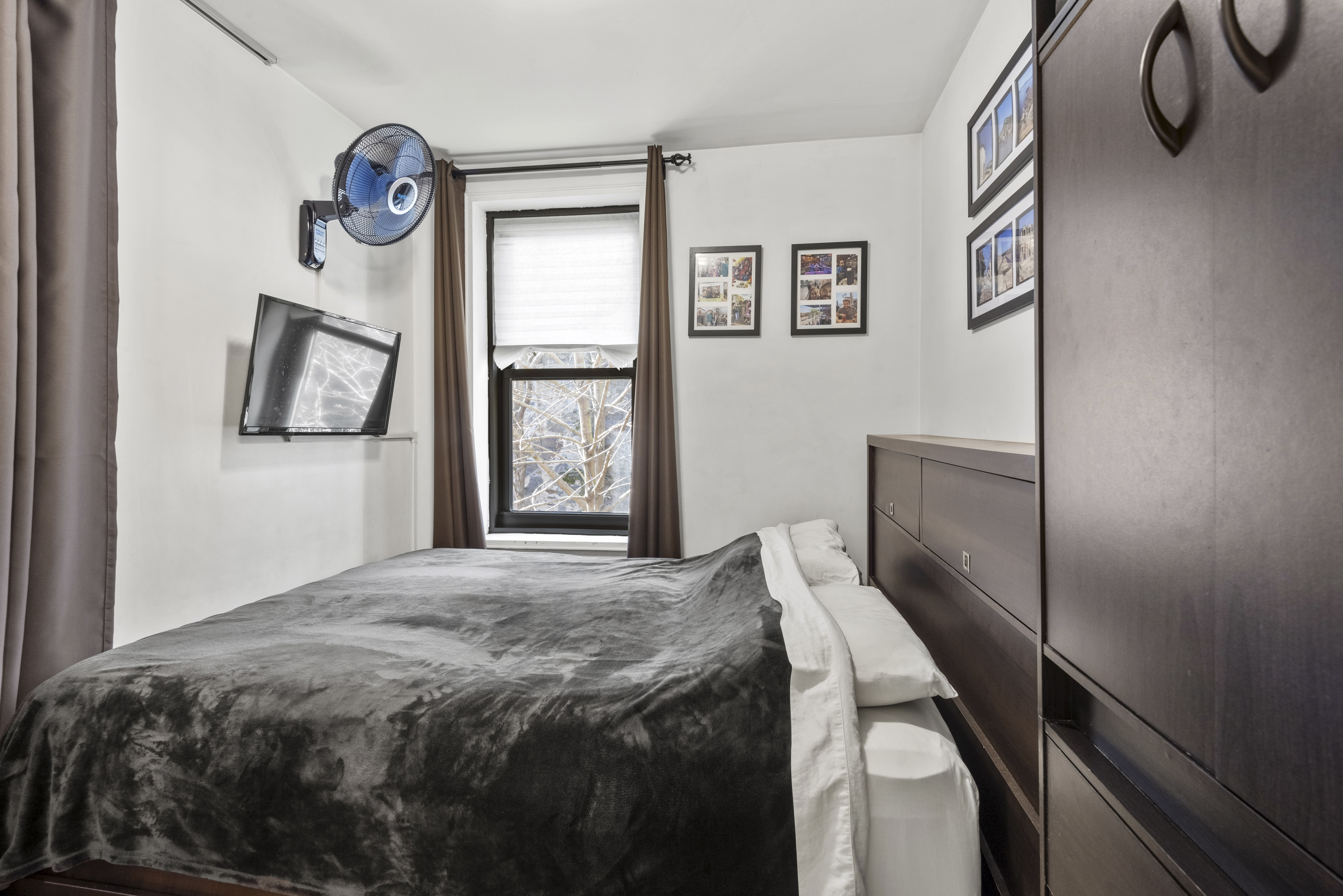 45 Overlook Terrace, Unit 7J Manhattan, NY 10033 - Photo 6 of 11 a bedroom with a bed and a window