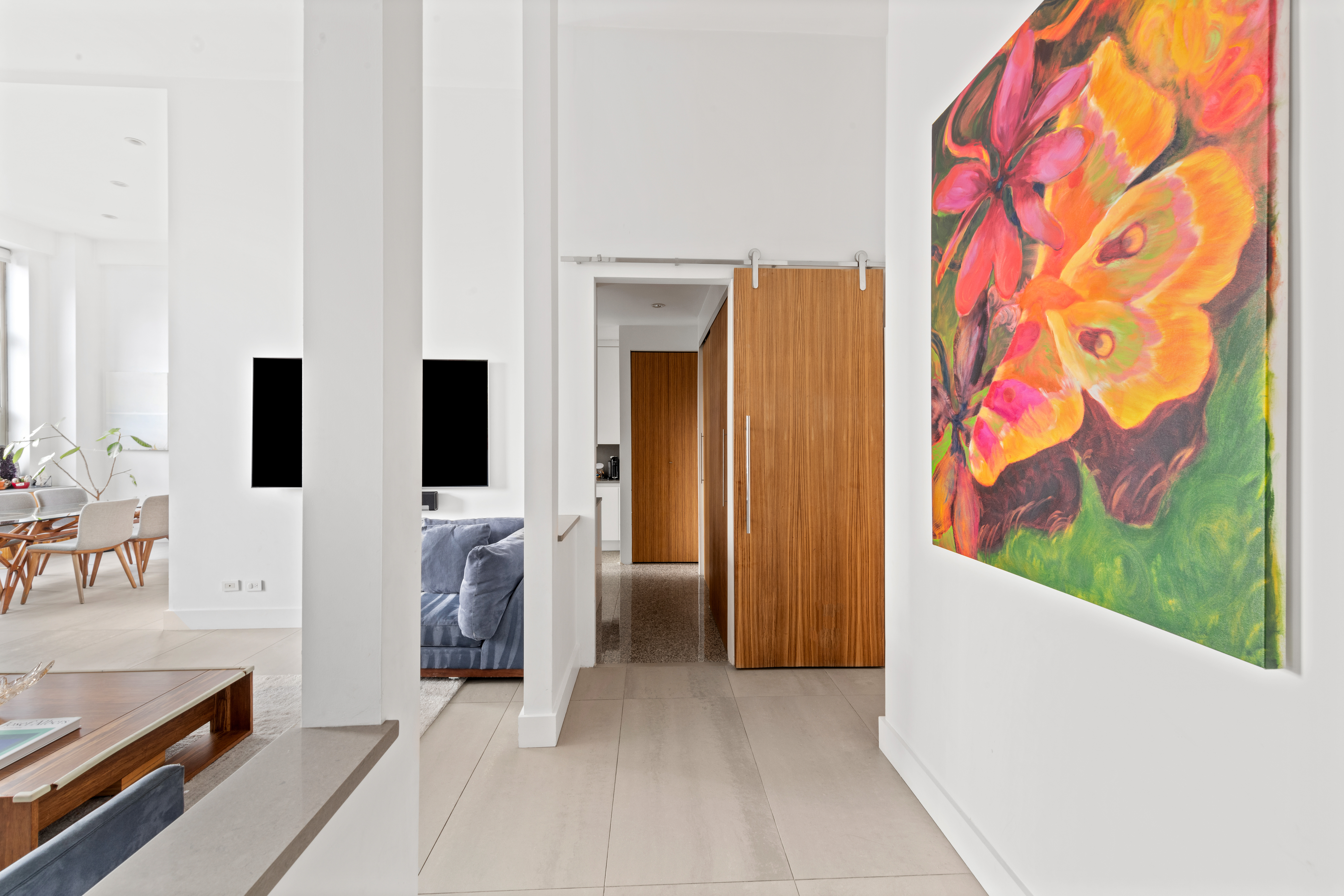 120 East 87th Street, Unit R16G Manhattan, NY 10128 - Photo 4 of 20 a view of living room with furniture and flat screen tv