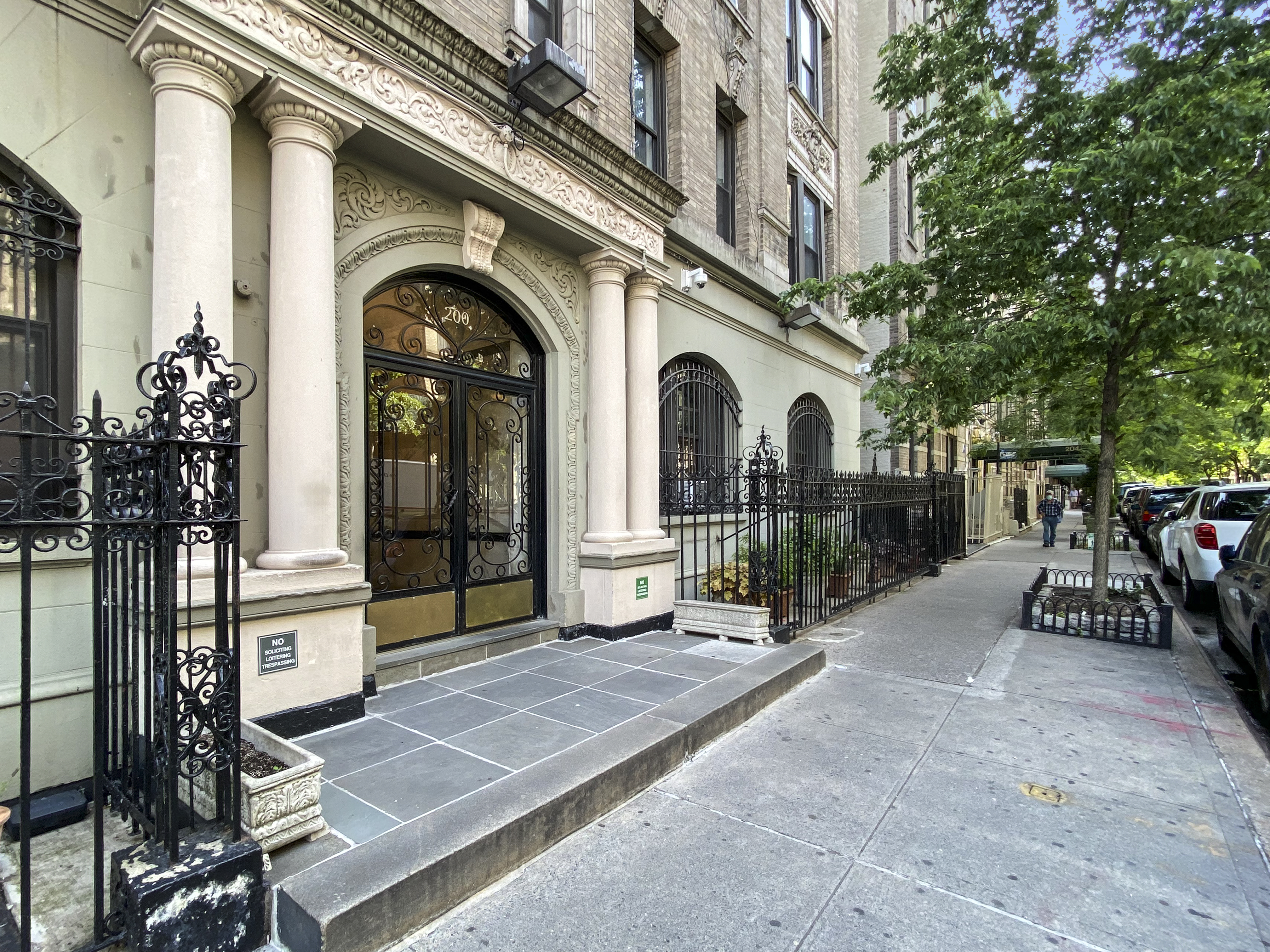 200 West 109th Street, Unit E4 Manhattan, NY 10025 - Photo 11 of 13 a front view of a house with a garden