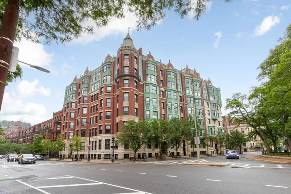 $759,000 | 4 Charlesgate, Unit 106, Boston, MA 02215