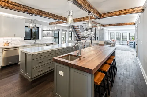 $1,565,000 | 2712 West Sunnyside Avenue, Chicago, IL 60618