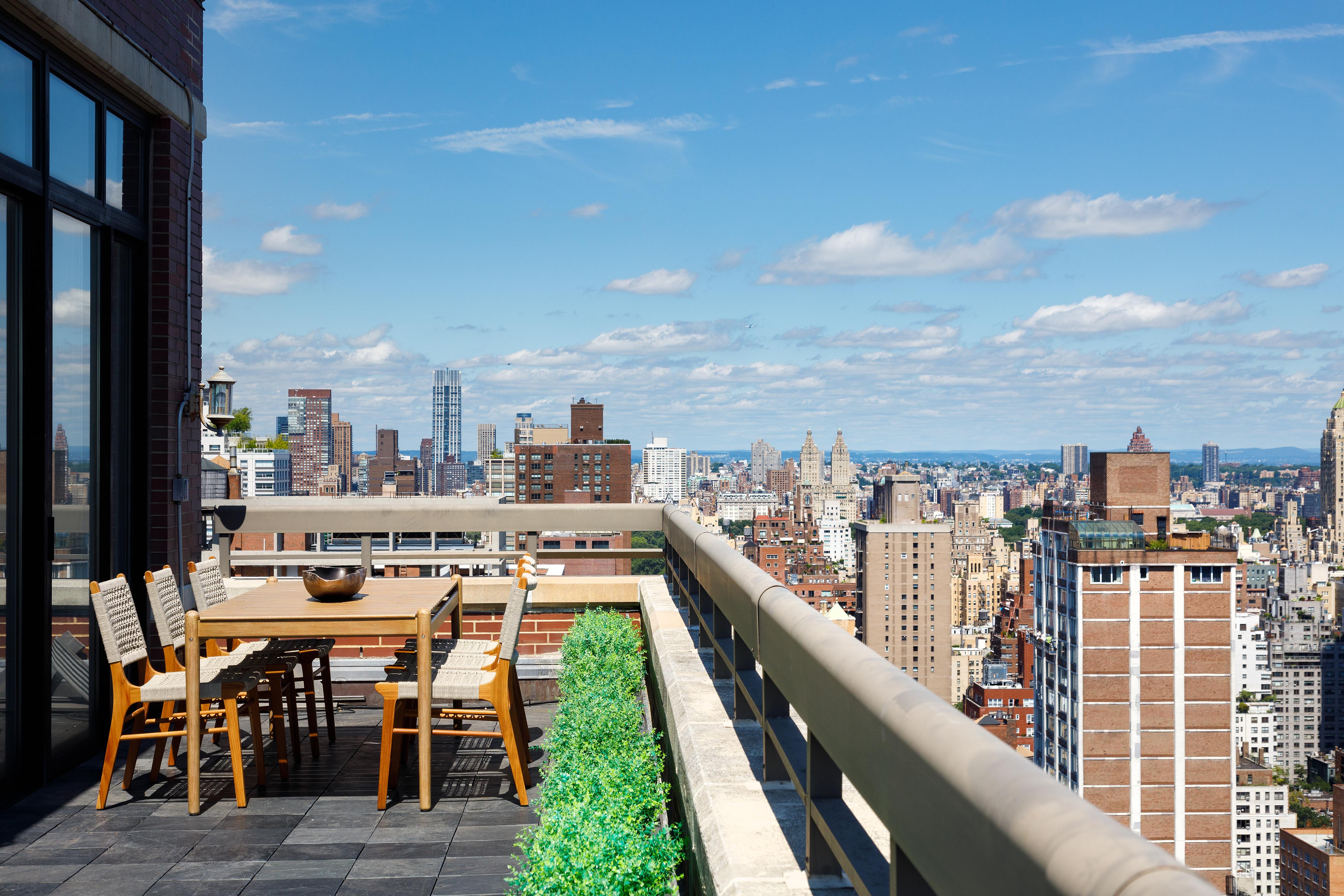 422 East 72nd Street, Unit 37AD Manhattan, NY 10021 - Photo 4 of 38 a view of a balcony with city view