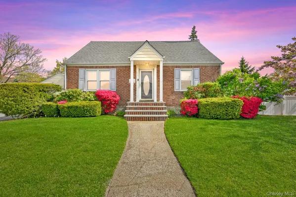 $699,999 | 916 Center Drive, Franklin Square, NY 11010