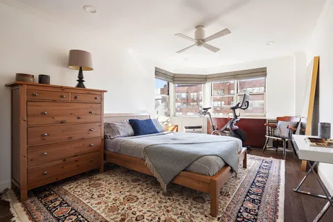 $835,000 | 233 East 70th Street, Unit 17T | Lenox Hill