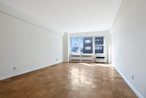 $899,000 | 515 East 85th Street, Unit 8C | Upper East Side
