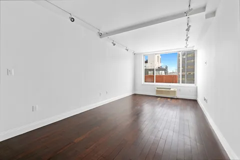 $895,000 | 13-11 Jackson Avenue, Unit 8D | Long Island City