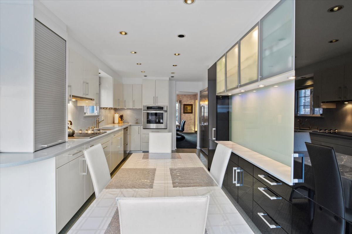 36 Shore Rd Lane Brooklyn, NY 11209 - Photo 12 of 34