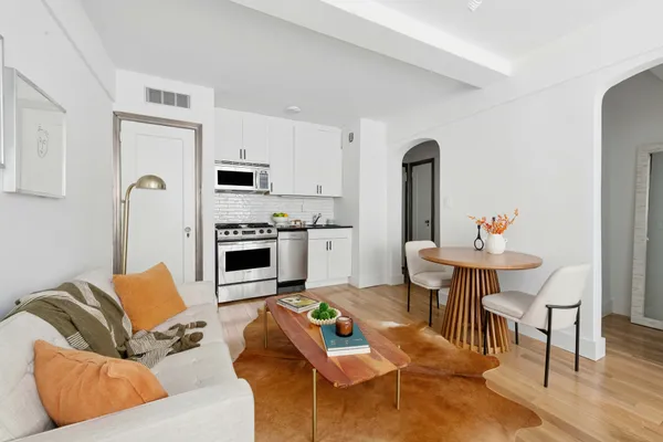$399,000 | 140 East 40th Street, Unit 7J | Murray Hill