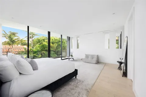 $6,350,000 | 5630 Pine Tree Drive, Miami Beach, FL 33140
