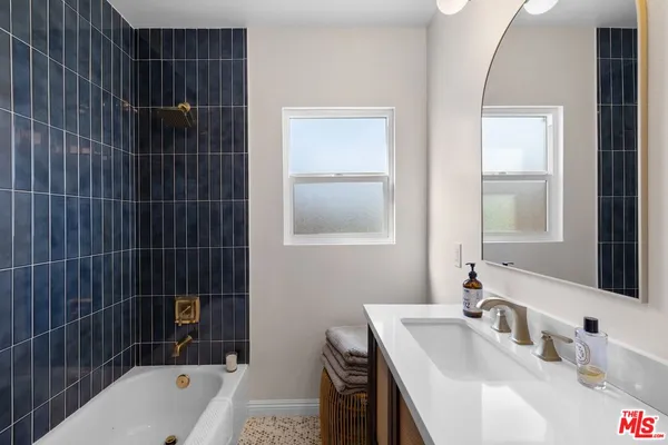 $1,078,000 | 2400 West 74th Street, Los Angeles, CA 90043