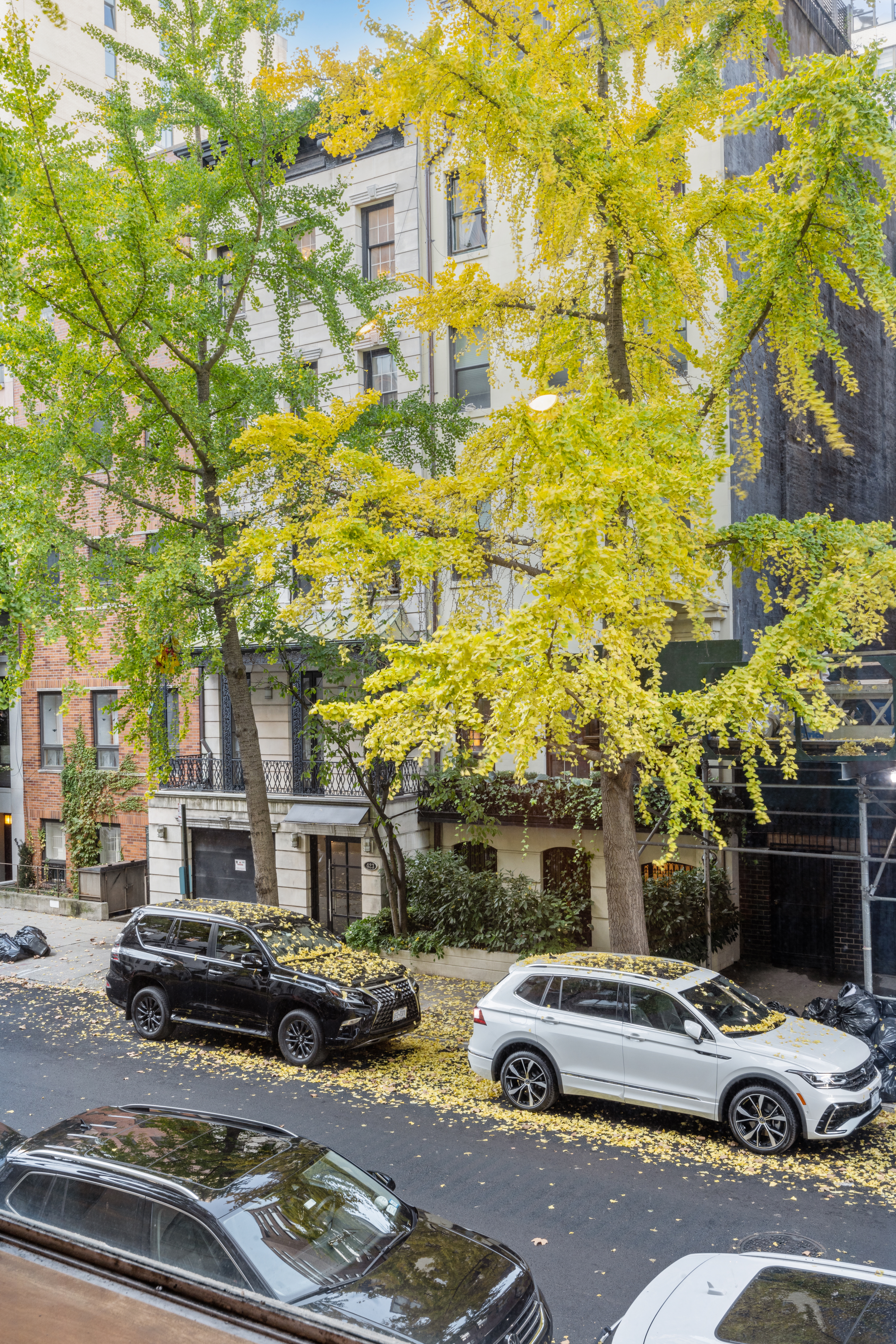 12 Beekman Place, Unit 2F Manhattan, NY 10022 - Photo 6 of 7 a building outdoor space with swimming pool