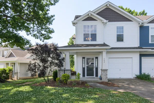 a view of a house with yard and plants