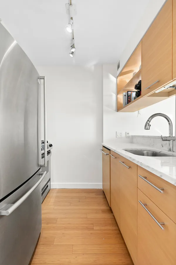 $765,000 | 100 West 39th Street, Unit 38I | Midtown South