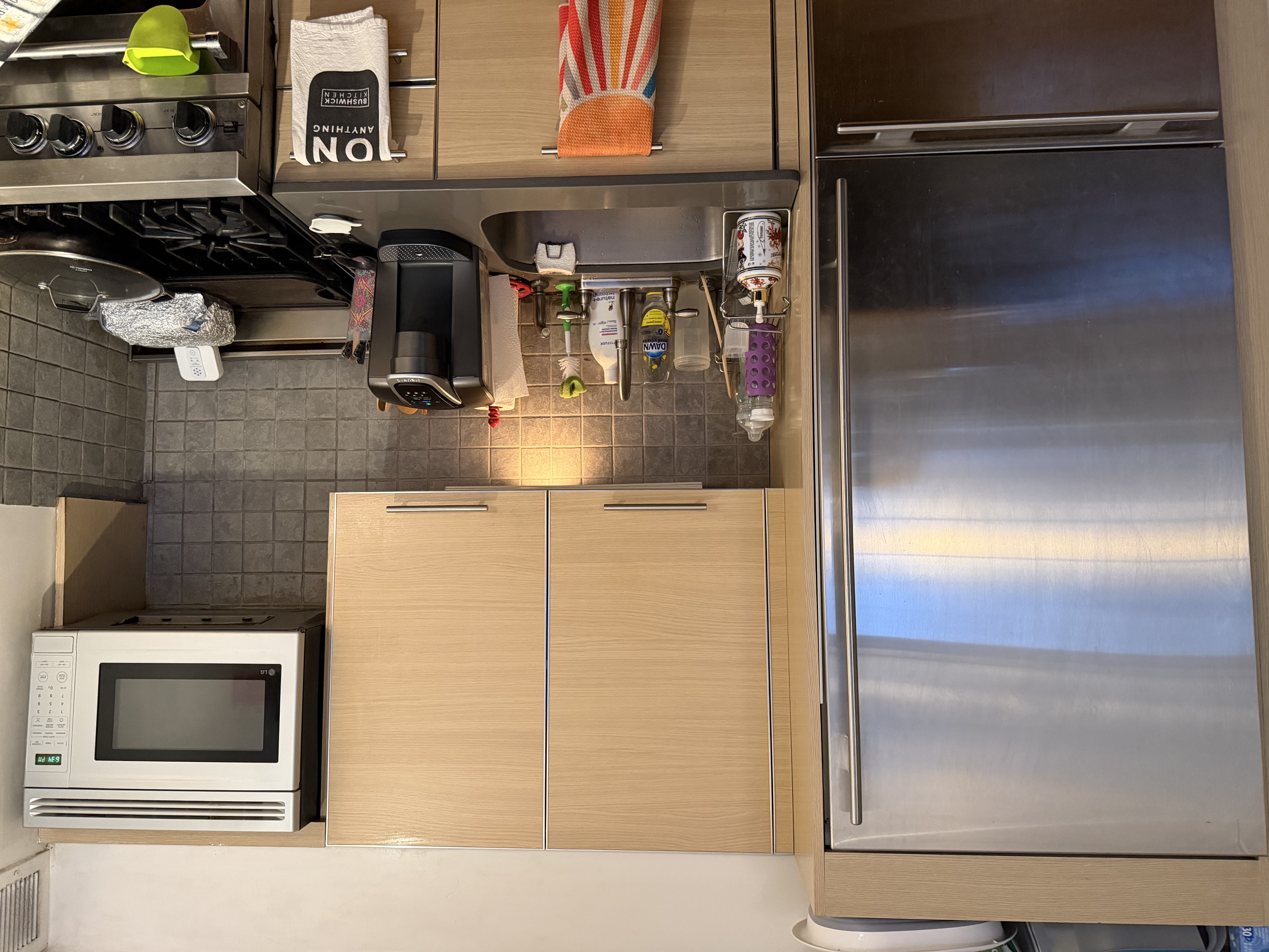 215 East 81st Street, Unit 5E Manhattan, NY 10028 - Photo 5 of 7 a kitchen with a refrigerator and a stove