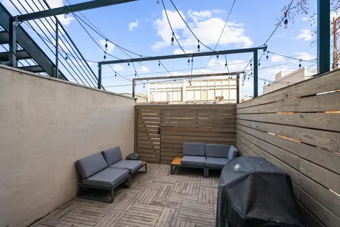 a view of sitting area with furniture