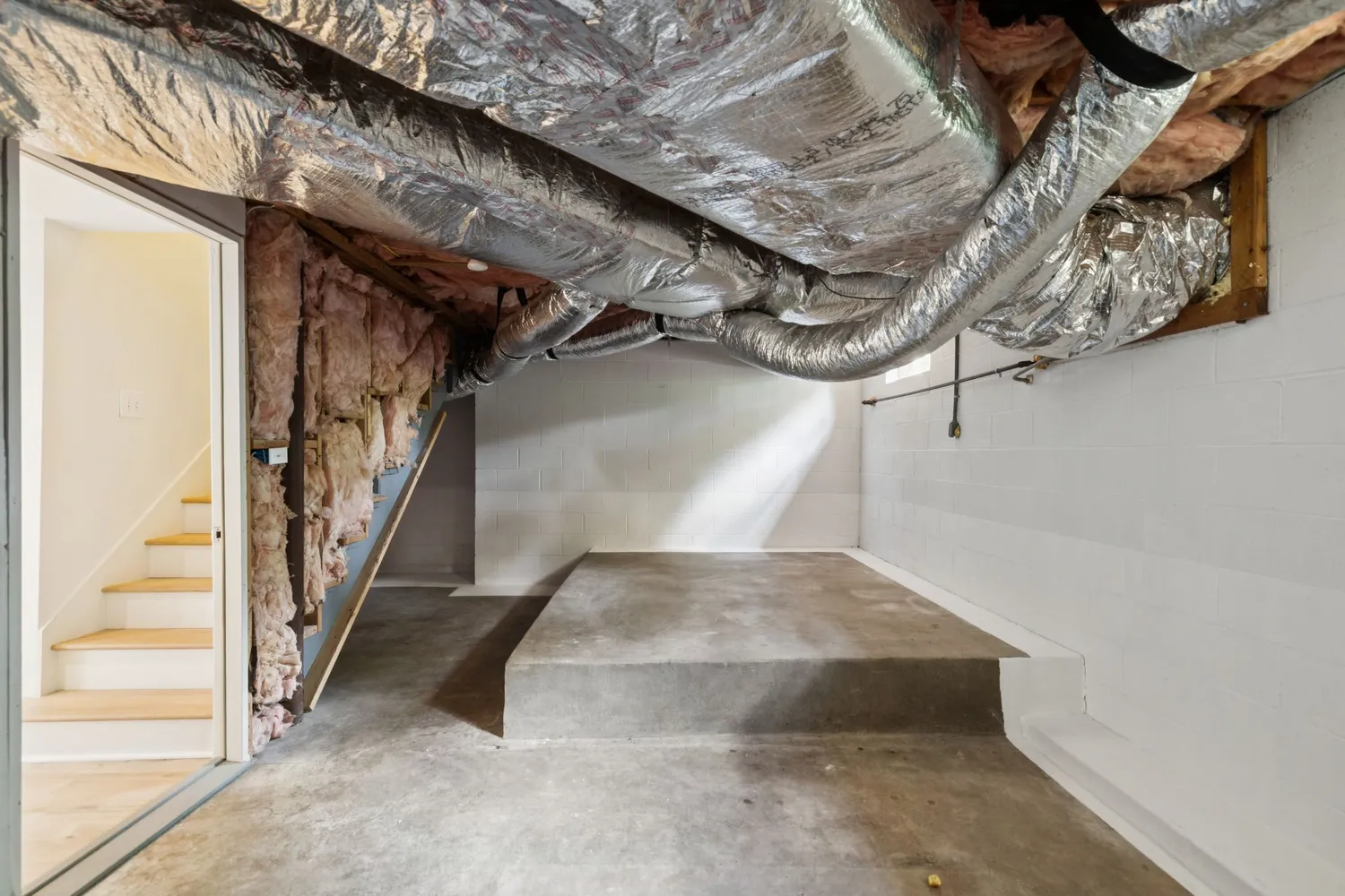 a view of a livingroom with an empty space