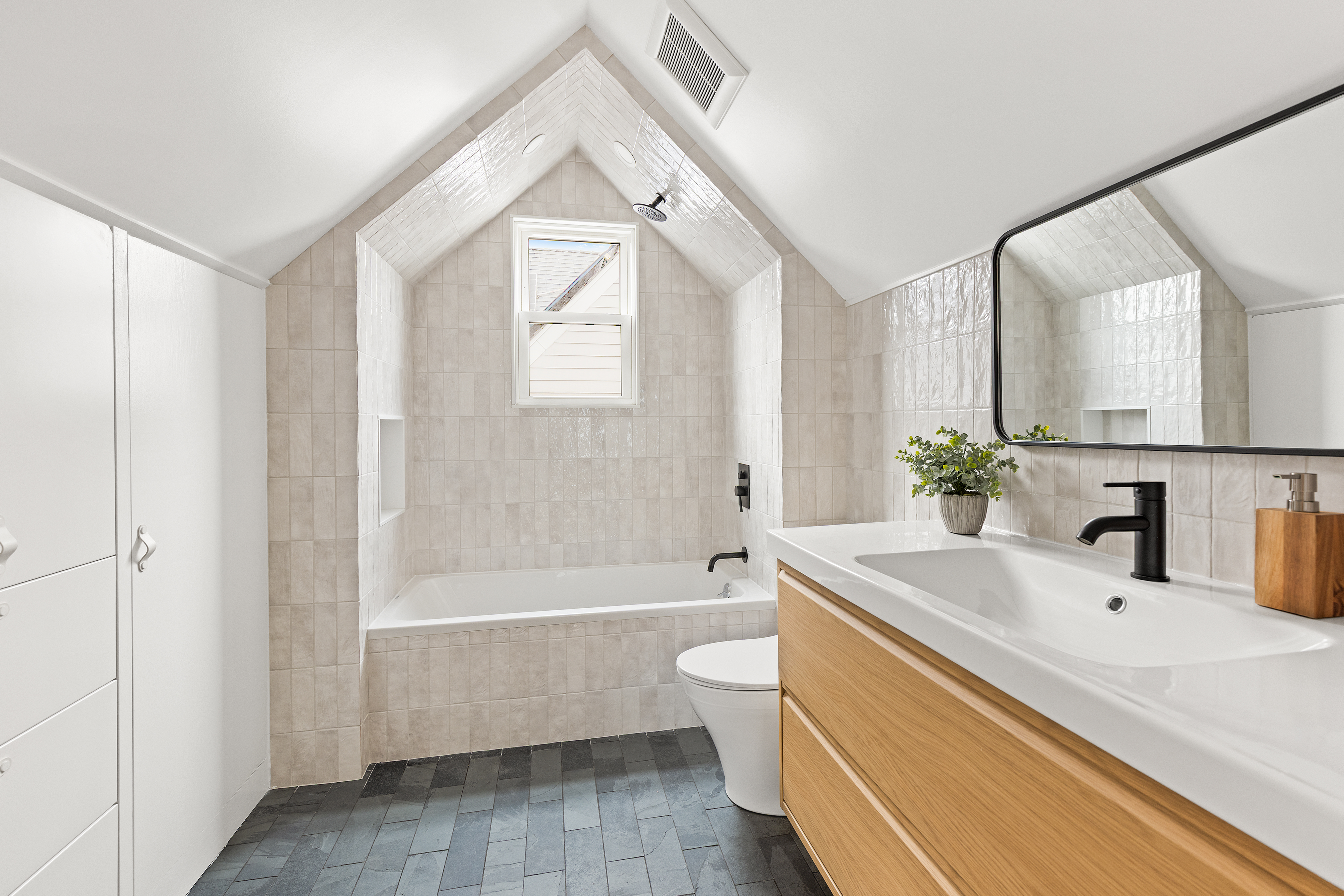 467 Rugby Road Brooklyn, NY 11226 - Photo 17 of 22 a bathroom with a sink a toilet and bathtub