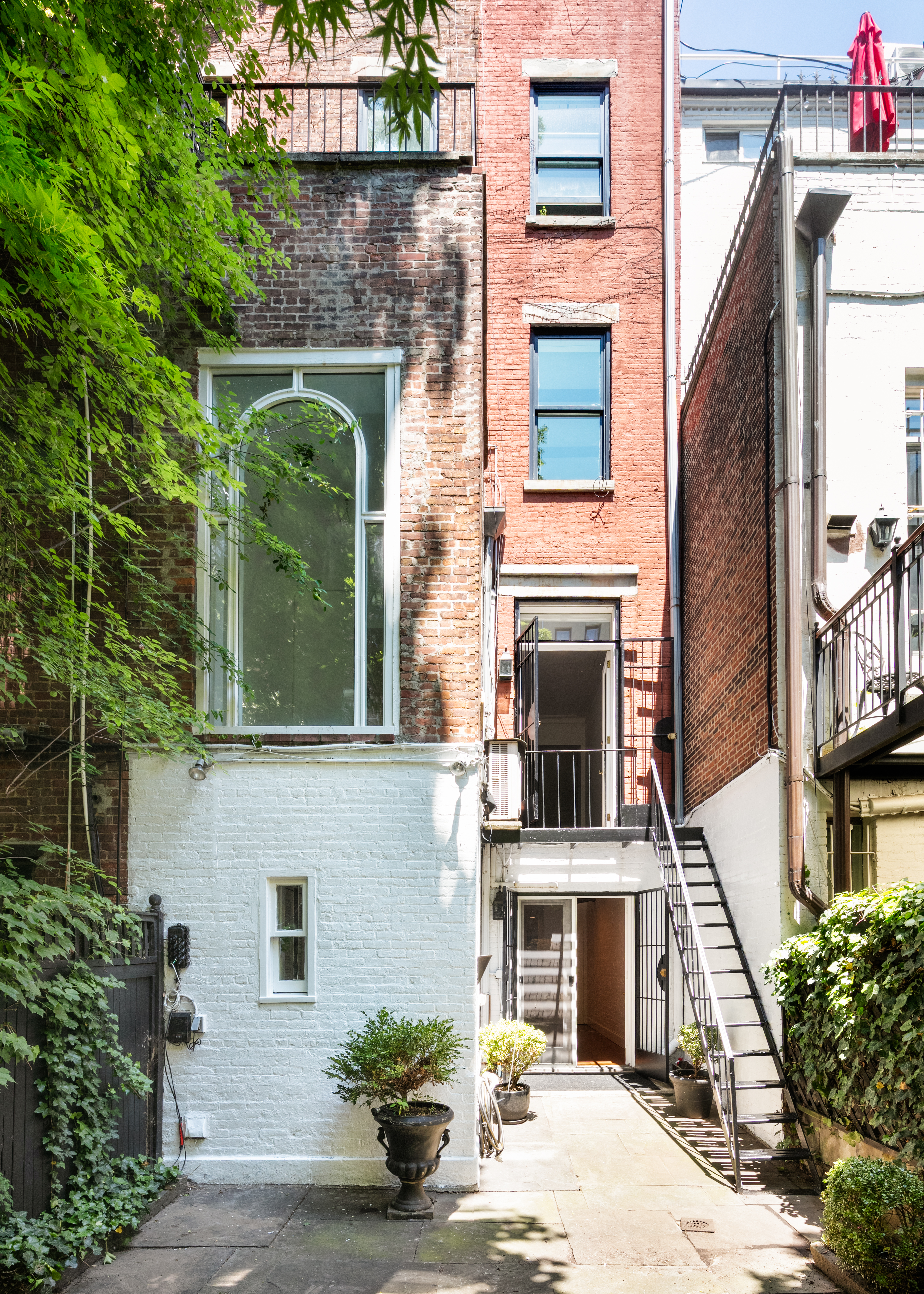 112 West 78th Street, Unit PARLOR Manhattan, NY 10024 - Photo 11 of 37 a front view of a house with a yard