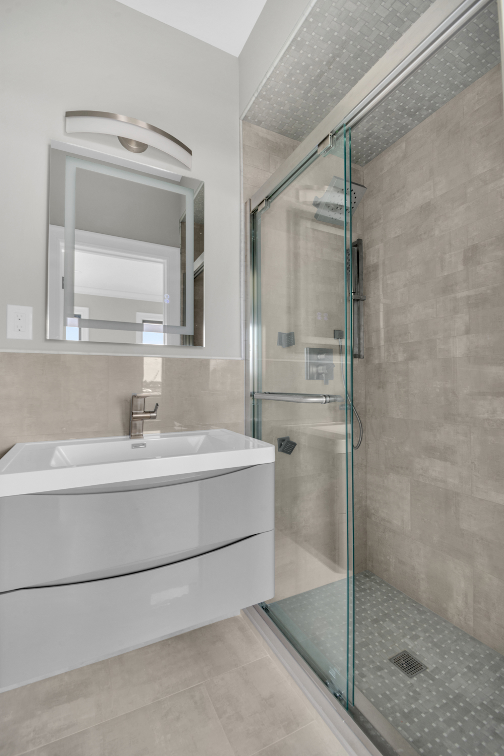 5 Osprey Court Staten Island, NY 10308 - Photo 33 of 50 a bathroom with a bathtub and a sink