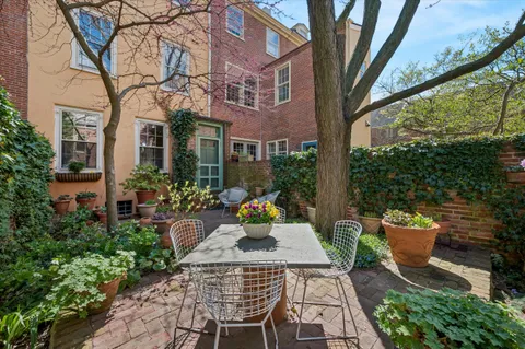 a bunch of flowers in a garden