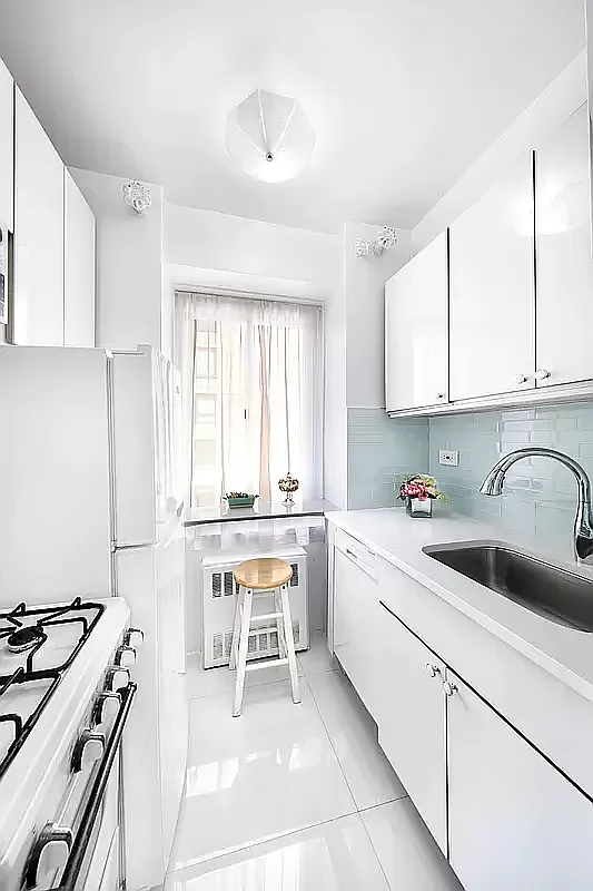 225 East 46th Street, Unit 12G Manhattan, NY 10017 - Photo 3 of 14 Gallery Image 3