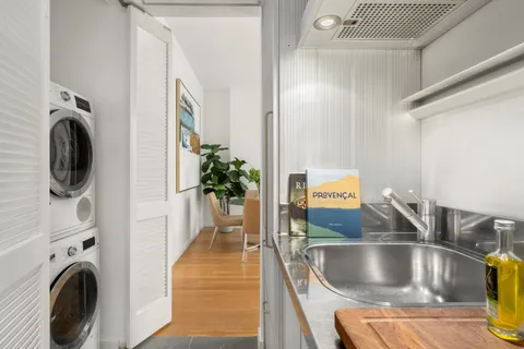 $1,088,000 | 18 West 48th Street, Unit 4F | Midtown Central