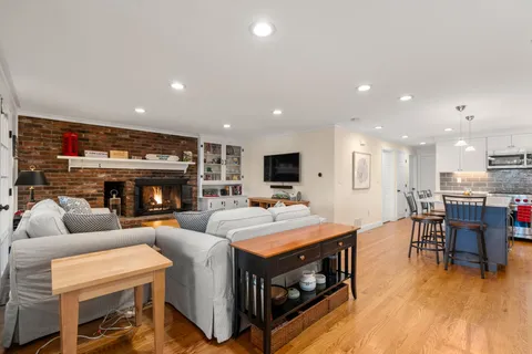 Contact Agent | 84 South Shore Drive, Sturbridge, MA 01566