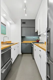 $1,695,000 | 860 United Nations Plaza, Unit 22G | Midtown East