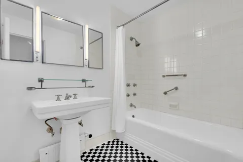 $730,000 | 24 West 55th Street, Unit 3D | Midtown Central