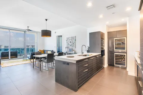 $975,000 | 200 Biscayne Blvd Way, Unit 4812, Miami, FL 33131