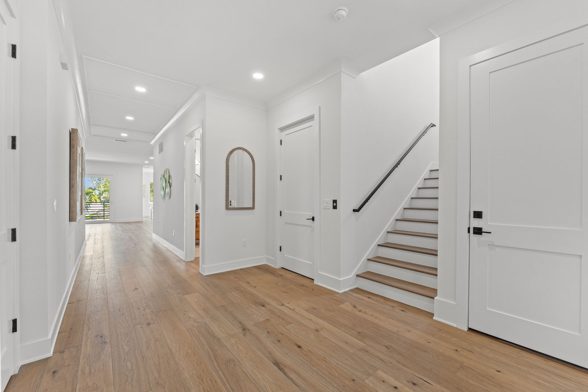 500 East Davis Boulevard Tampa, FL 33606 - Photo 15 of 36 a view of a hallway with wooden floor
