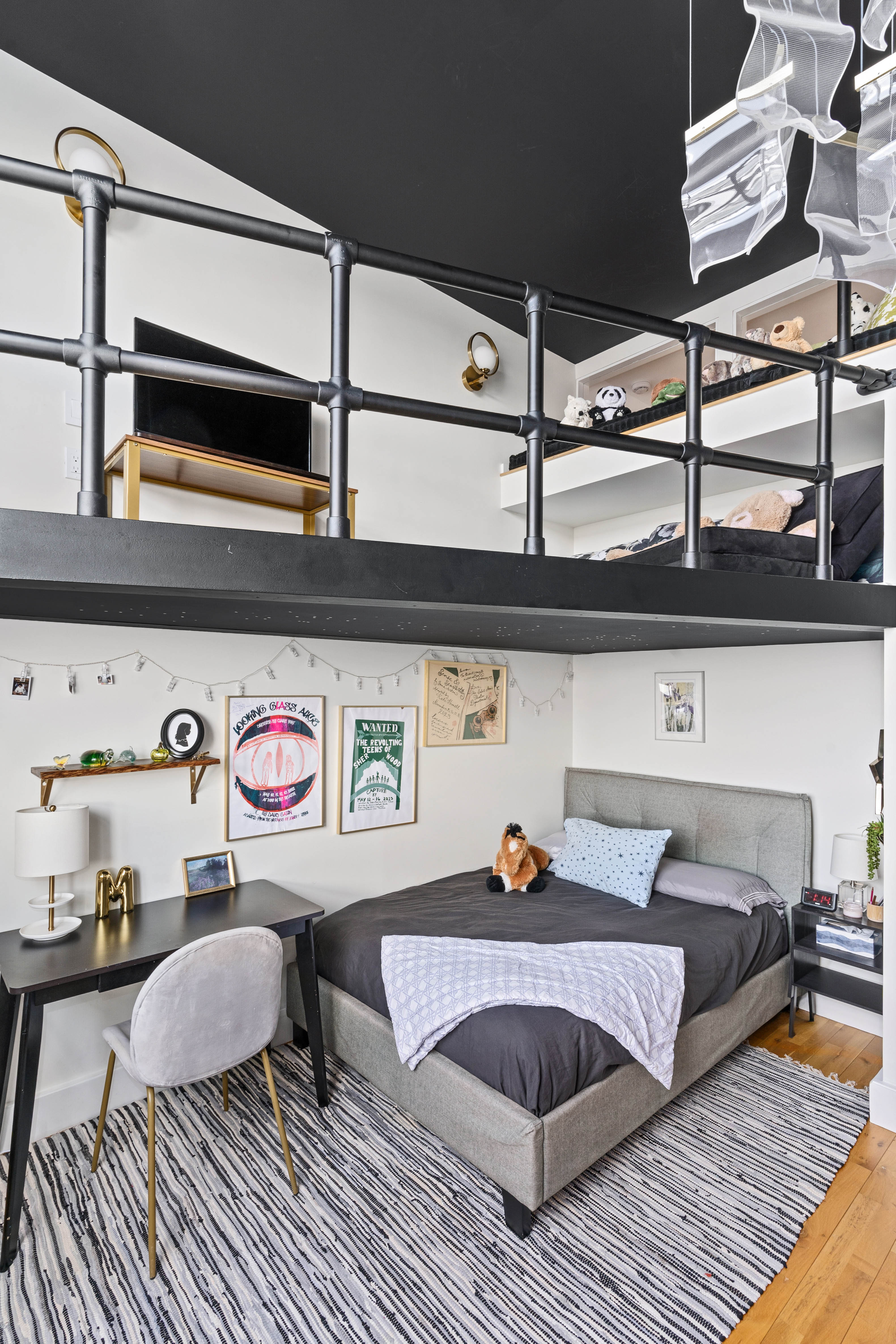 360 Furman Street, Unit 734 Brooklyn, NY 11201 - Photo 17 of 31 a living room with furniture