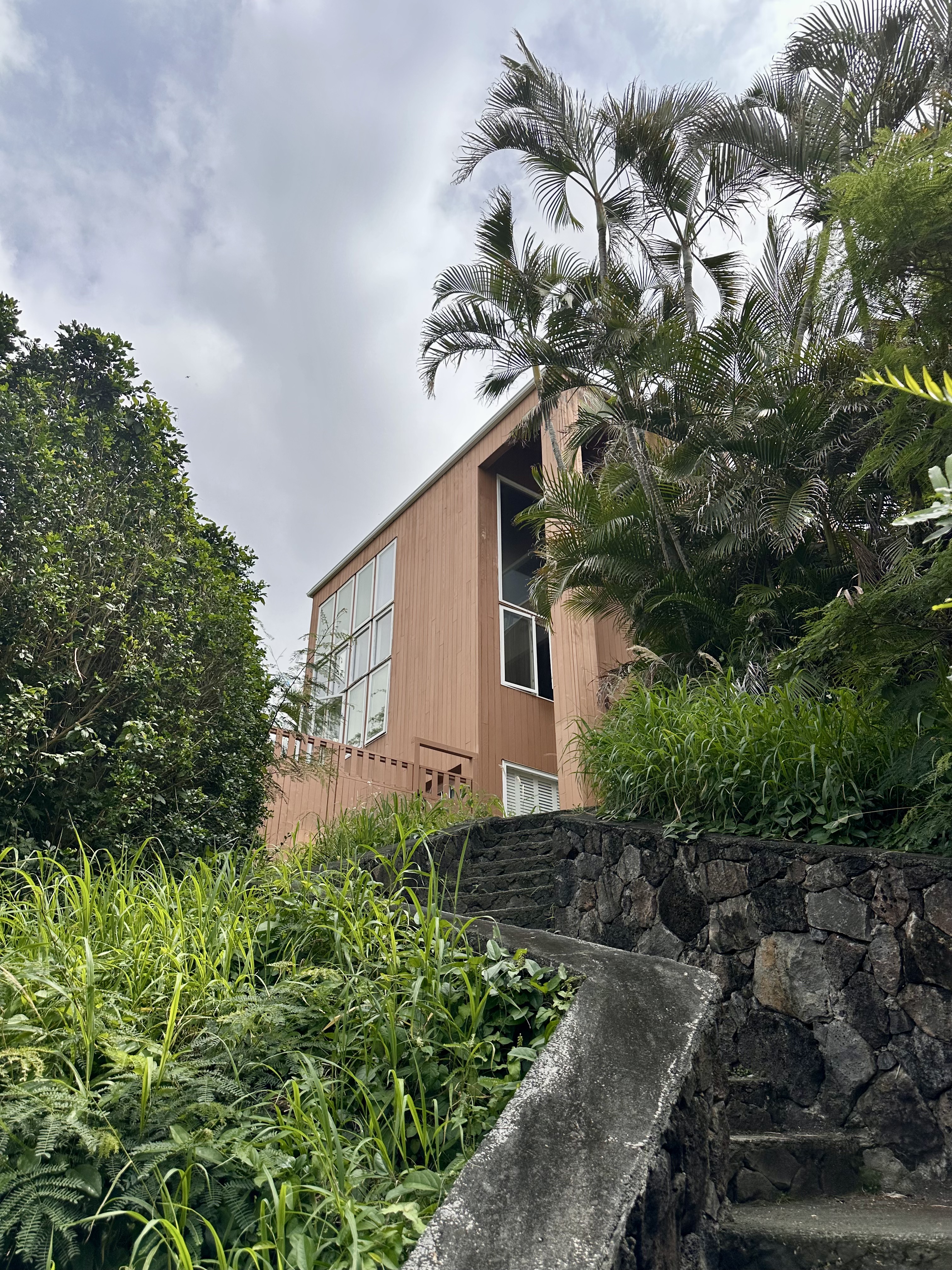 8 Prospect Street Honolulu, HI 96813 - Photo 2 of 3 a backyard of a house with lots of green space