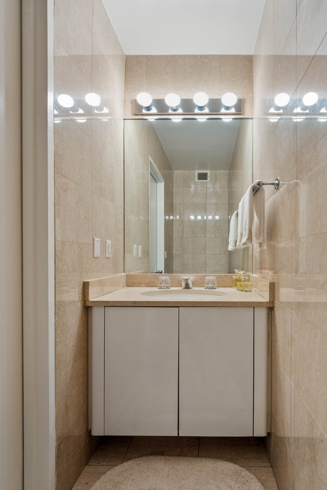 200 East 69th Street, Unit 15E Manhattan, NY 10021 - Photo 8 of 9