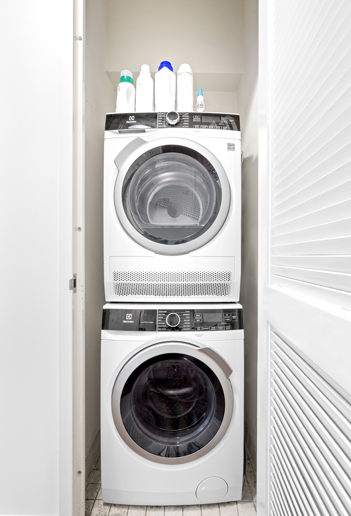 107-24 71st Road, Unit 2E Queens, NY 11375 - Photo 4 of 18 a utility room with dryer and washer