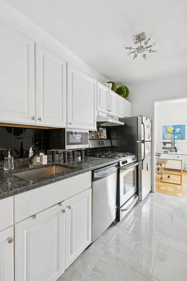 $575,000 | 311 East 71st Street, Unit 10F | Lenox Hill