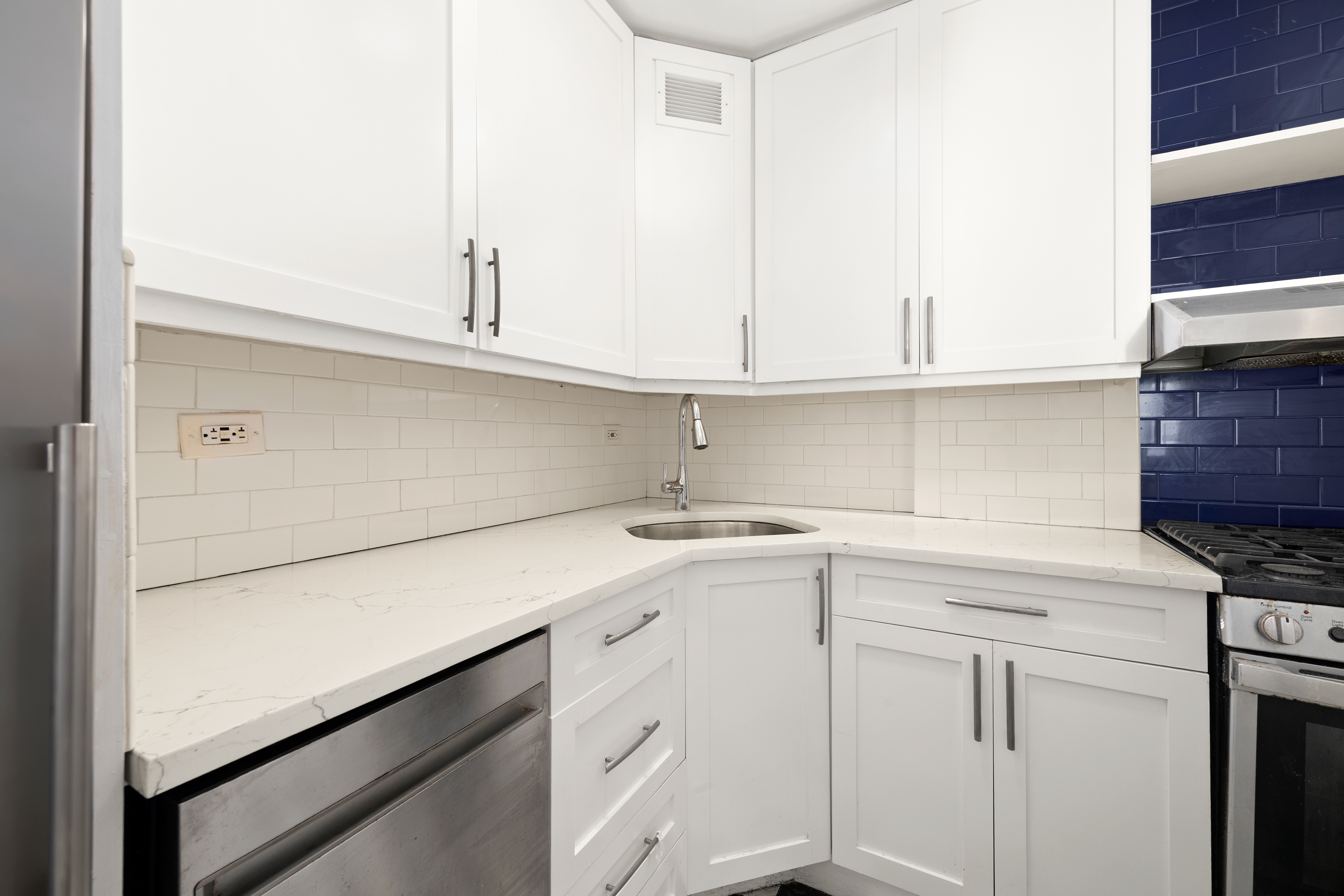 230 East 15th Street, Unit 9K Manhattan, NY 10003 - Photo 5 of 13 Gallery Image 5