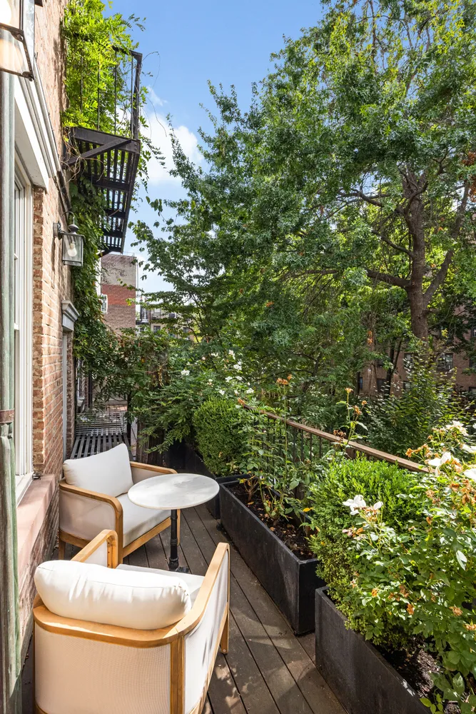 a house view with a outdoor space