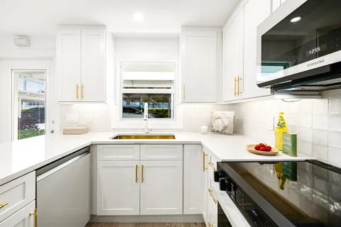 $575,000 | 614 Broad Avenue South, Naples, FL 34102