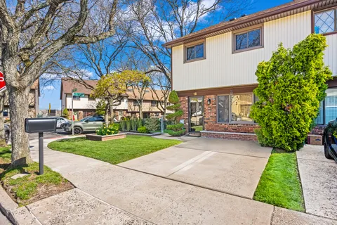 $649,995 | 15 Hickory Circle | Huguenot